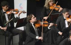 Foto de la galería: En violín y piano, el Teatro Lirico invitó a una noche con Mozart en Posadas