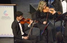Foto de la galería: En violín y piano, el Teatro Lirico invitó a una noche con Mozart en Posadas