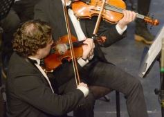Foto de la galería: En violín y piano, el Teatro Lirico invitó a una noche con Mozart en Posadas