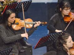 Foto de la galería: En violín y piano, el Teatro Lirico invitó a una noche con Mozart en Posadas