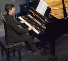 Foto de la galería: En violín y piano, el Teatro Lirico invitó a una noche con Mozart en Posadas