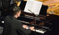 Foto de la galería: En violín y piano, el Teatro Lirico invitó a una noche con Mozart en Posadas