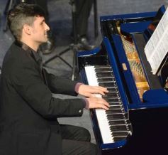 Foto de la galería: En violín y piano, el Teatro Lirico invitó a una noche con Mozart en Posadas