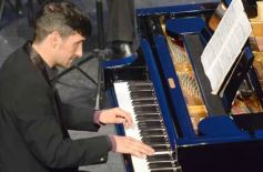 Foto de la galería: En violín y piano, el Teatro Lirico invitó a una noche con Mozart en Posadas