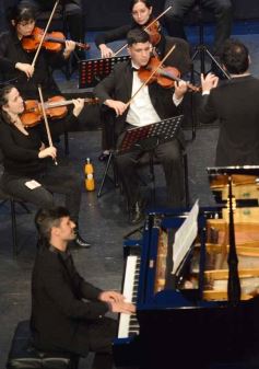 Foto de la galería: En violín y piano, el Teatro Lirico invitó a una noche con Mozart en Posadas