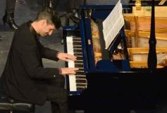 Foto de la galería: En violín y piano, el Teatro Lirico invitó a una noche con Mozart en Posadas