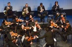 Foto de la galería: En violín y piano, el Teatro Lirico invitó a una noche con Mozart en Posadas
