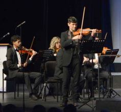 Foto de la galería: En violín y piano, el Teatro Lirico invitó a una noche con Mozart en Posadas