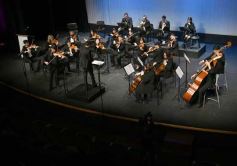 Foto de la galería: En violín y piano, el Teatro Lirico invitó a una noche con Mozart en Posadas