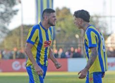 Foto de la galería: En lo más alto del fútbol misionero: Mitre gritó campeón