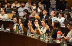 Foto de la galería: El Parlamento Estudiantil Misionero sesionó en la Legislatura con 20 leyes aprobadas