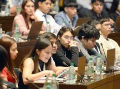 Foto de la galería: El Parlamento Estudiantil Misionero sesionó en la Legislatura con 20 leyes aprobadas
