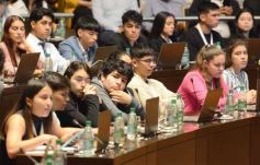 Foto de la galería: El Parlamento Estudiantil Misionero sesionó en la Legislatura con 20 leyes aprobadas
