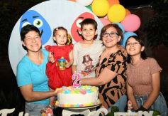 Foto de la galería: Los 2 añitos de Evangelina: tarde de juegos y gran encuentro familiar pusieron color a la celebración