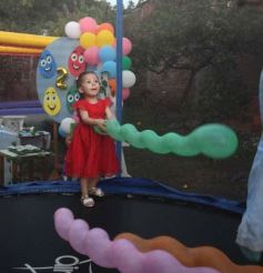 Foto de la galería: Los 2 añitos de Evangelina: tarde de juegos y gran encuentro familiar pusieron color a la celebración