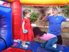 Foto de la galería: Los 2 añitos de Evangelina: tarde de juegos y gran encuentro familiar pusieron color a la celebración