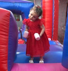 Foto de la galería: Los 2 añitos de Evangelina: tarde de juegos y gran encuentro familiar pusieron color a la celebración