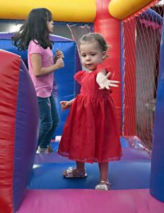Foto de la galería: Los 2 añitos de Evangelina: tarde de juegos y gran encuentro familiar pusieron color a la celebración