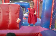 Foto de la galería: Los 2 añitos de Evangelina: tarde de juegos y gran encuentro familiar pusieron color a la celebración