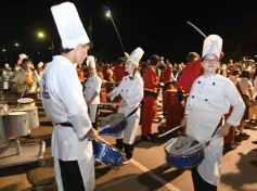 Foto de la galería: Tercera noche de calle: mucho de lo que prometió y ya cumplió la Estudiantina posadeña
