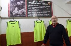 Sixto Fotografías. Deportes. Homenajes - Homenaje al histórico Antonio "Pescadito" Sokol: el Club Brown presentó su renovado vestuario