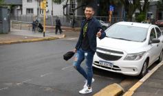 Foto de la galería: Homenaje al histórico Antonio "Pescadito" Sokol: el Club Brown presentó su renovado vestuario