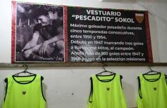 Foto de la galería: Homenaje al histórico Antonio "Pescadito" Sokol: el Club Brown presentó su renovado vestuario