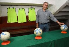 Foto de la galería: Homenaje al histórico Antonio "Pescadito" Sokol: el Club Brown presentó su renovado vestuario