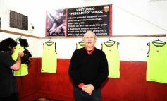 Foto de la galería: Homenaje al histórico Antonio "Pescadito" Sokol: el Club Brown presentó su renovado vestuario