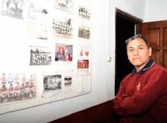 Foto de la galería: Homenaje al histórico Antonio "Pescadito" Sokol: el Club Brown presentó su renovado vestuario
