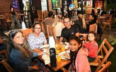 Foto de la galería: Noche de Bares y Restaurantes: Posadas celebró la tradición con serenatas, baile y mucho encuentro