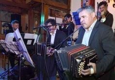 Foto de la galería: Noche de Bares y Restaurantes: Posadas celebró la tradición con serenatas, baile y mucho encuentro