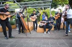 Foto de la galería: Noche de Bares y Restaurantes: Posadas celebró la tradición con serenatas, baile y mucho encuentro