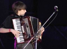 Foto de la galería: Festival del Litoral: lo que se vivió en la primera noche en un Anfiteatro colmado de encuentro, música y tradición