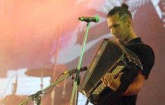 Foto de la galería: Festival del Litoral: lo que se vivió en la primera noche en un Anfiteatro colmado de encuentro, música y tradición