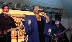 Foto de la galería: Festival del Litoral: lo que se vivió en la primera noche en un Anfiteatro colmado de encuentro, música y tradición