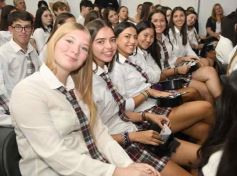 Foto de la galería: A la felicidad de los egresados de 5to de la Madre, el gran encuentro y emoción que se vivió en su despedida