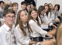 Foto de la galería: A la felicidad de los egresados de 5to de la Madre, el gran encuentro y emoción que se vivió en su despedida