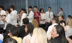 Foto de la galería: A la felicidad de los egresados de 5to de la Madre, el gran encuentro y emoción que se vivió en su despedida