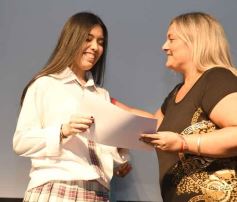 Foto de la galería: A la felicidad de los egresados de 5to de la Madre, el gran encuentro y emoción que se vivió en su despedida