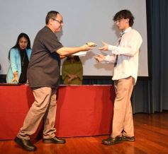 Foto de la galería: A la felicidad de los egresados de 5to de la Madre, el gran encuentro y emoción que se vivió en su despedida