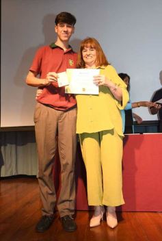 Foto de la galería: A la felicidad de los egresados de 5to de la Madre, el gran encuentro y emoción que se vivió en su despedida
