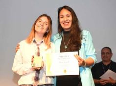 Foto de la galería: A la felicidad de los egresados de 5to de la Madre, el gran encuentro y emoción que se vivió en su despedida