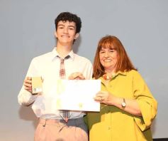 Foto de la galería: A la felicidad de los egresados de 5to de la Madre, el gran encuentro y emoción que se vivió en su despedida