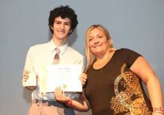 Foto de la galería: A la felicidad de los egresados de 5to de la Madre, el gran encuentro y emoción que se vivió en su despedida