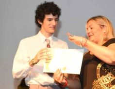 Foto de la galería: A la felicidad de los egresados de 5to de la Madre, el gran encuentro y emoción que se vivió en su despedida