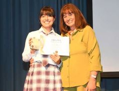 Foto de la galería: A la felicidad de los egresados de 5to de la Madre, el gran encuentro y emoción que se vivió en su despedida
