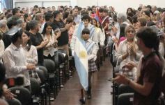 Foto de la galería: A la felicidad de los egresados de 5to de la Madre, el gran encuentro y emoción que se vivió en su despedida