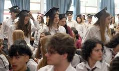 Foto de la galería: A la felicidad de los egresados de 5to de la Madre, el gran encuentro y emoción que se vivió en su despedida