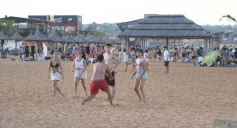 Foto de la galería: El 1er dia del año siguió la celebración en modo playa, sol y rio en Costa Sur